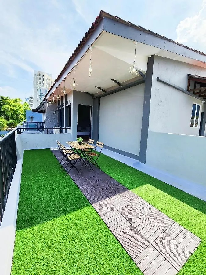 Gurney Coast Guest House By Sky Hive Джорджтаун Малайзия